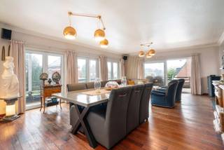 Bent u op zoek naar een ruime woonst gecombineerd met een unieke handelsruimte op een goede locatie? Dit duplex appartement van maar liefst 189 m²...