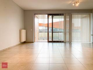 Instapklaar appartement met inkomhall, living, ingerichte open keuken, terras met zicht op Leie, 2 slaapkamers, badkamer, ondergrondse kelderberging en autostandplaats. Provisie syndiek 50 euro per maand. (Kan gehuurd worden met vennootschap). Vrij vanaf 1 september 2026