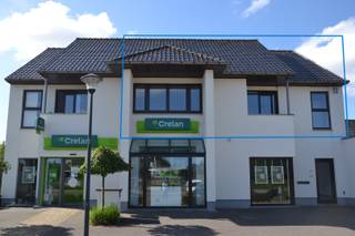 Dit appartement is gelegen in het centrum van Koekelare, nabij De Buidel en de markt.<br /><br />Kleine residentie met slechts 2 appartementen. Geen extra syndic kosten.<br /><br />Centrale verwarming op aardgas aanwezig.