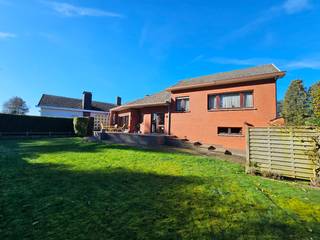 Solide en karaktervolle open bebouwing met een split-level indeling, 3 slaapkamers, garage en tuin. Dankzij de zuidelijke oriëntatie van de achtergevel baden de leefruimtes in het licht en geniet je optimaal van het verhoogde terras en de tuin. De woning is uitstekend gelegen in een verkeersluwe eenrichtingsstraat, op wandelafstand van de markt, winkels, scholen en het openbaar vervoer. Een ideale gezinswoning voor wie rust zoekt zonder in te boeten op een centrale ligging! EPC-score : 708 (label F - renovatieverplichting). Oppervlakte : 6a 26ca. Oriëntatie tuin : zuiden. Vg, Wg, Gmo, Gvkr, Vv. P en G-score: A. <br /><br />INDELING : <br />Kruipruimte +0,5 (plafondhoogte: ± 1,51m):<br /><br />Gelijkvloers +0 (plafondhoogte: ± 2,23m):<br />Garage (automatische sectionaalpoort, buitendeur naar achtertuin, douche, aansluiting wasmachine en droogkast, keramische uitgietbak, installatie elektriciteit, waterverzachter, watermeter, stookketel, toegang naar kruipkelder, trap naar +0,5).<br /><br />Verdieping + 0,5 (plafondhoogte: ± 2,60m):<br />Inkomhal (trap naar +1, vestiairehoek), toilet, sas (trap naar +0), keuken (buitendeur, keramische kookplaat, dampkap, vaatwasmachine, synthetische spoelbak, aanbouwkasten), living (schuifraam, schouw met inbouwcassette hout).<br /><br />Verdieping + 1 (plafondhoogte: ± 2,62m):<br />Overloop, slaapkamer 1, slaapkamer 2, slaapkamer 3, badkamer (ligbad, wc, lavabo op zuil, aanbouwkasten)<br /><br />Afzonderlijk : <br />Houten tuinhuis.<br /><br />AFWERKING :<br />- Vloer : keramische tegels, laminaat, vinyl.<br />- Muren : behangen, betegeld.<br />- Plafond : houten planchetten, geschilderd pleisterwerk.<br /><br />AFMETINGEN :<br />Zie indelingsplannen bij downloads.<br /><br />DIVERSEN : <br />Houten ramen met dubbele beglazing. Rolluiken in pvc met lint. Centrale verwarming op stookolie met convectoren.<br /><br />STEDENBOUWKUNDIG :<br />Stedenbouwkundige vergunning : ja (bouwvergunning 1968)<br />Stedenbouwkundige bestemming : woongebied<br />Geen rechterlijke herstelmaatregel of bestuurlijke maatregel opgelegd.<br />Voorkooprecht : nee<br />Verkavelingsvergunning : ja (verkavelingsvergunning anno 1964)<br />P-score: A / G-score: A