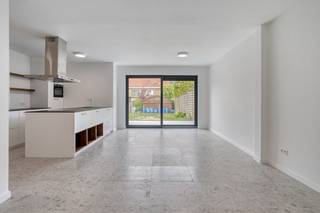 Deze prachtig gerenoveerde woning bevindt zich in een rustige woonwijk, op slechts enkele minuten van het centrum van Roeselare. Dankzij de doordachte indeling, kwaliteitsvolle afwerking en energiezuinige voorzieningen is deze woning volledig instapklaar.<br /><br /><strong>Indeling</strong><br />Op het gelijkvloers vinden we een inkomhal met gastentoilet en praktische berging. De leefruimte is lichtrijk en ruim, met een open indeling naar de moderne keuken.<br />De keuken van het merk DOVY is volledig uitgerust met hoogwaardige toestellen zoals een koelkast, oven, vaatwasser, dubbele spoelbak en dampkap. Het stenen werkblad, het keukeneiland en de talrijke opbergkasten maken van deze keuken een echte eyecatcher.<br /><br />Op de eerste verdieping bevinden zich twee ruime slaapkamers en een luxueus afgewerkte badkamer in marmerlook, voorzien van een inloopdouche, toilet en lavabomeubel.<br />Via een vaste trap bereik je de zolderverdieping, waar een derde ruime slaapkamer is ingericht.<br /><br /><strong>Energie &amp; Comfort</strong><br />Deze woning beschikt over een gunstig EPC-label B dankzij de aanwezigheid van dak-, muur- en vloerisolatie.<br />De combinatie van vloerverwarming en radiatoren, in combinatie met een hoogrendementsketel, zorgt voor een aangenaam binnenklimaat het hele jaar door.<br />Alle ramen zijn vernieuwd en voorzien van hoogrendementsglas. De elektriciteit is volledig conform.<br /><br /><strong>Buitenruimte</strong><br />De woning beschikt over een zonnige tuin met terras en een praktische buitenberging. Het perceel heeft een oppervlakte van 207 m².<br />De woning werd volledig geschilderd en voorzien van stijlvolle verlichting, wat bijdraagt aan het instapklare karakter.<br /><br /><strong>Ligging</strong><br />Gelegen in een rustige straat, doch vlakbij alle voorzieningen zoals bakkers, slagers, supermarkten en scholen. Ideaal voor wie rustig wil wonen met alle comfort binnen handbereik.<br /><br /><strong>Interesse?</strong><br />Contacteer ons vrijblijvend op het nummer 051 201 400 voor meer informatie of een bezoek ter plaatse.