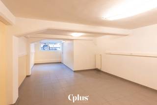 Prima gelegen praktijkruimte nabij station Gent Sint-Pieters. Vlot te bereiken met het openbaar vervoer en de wagen. De praktijkruimte kan gebruik maken van parkeerplaats op het terrein. <br /><br />In de groepspraktijk zijn er reeds meerdere disciplines gevestigd zoals een kinesist, osteopaat, psycholoog en een huisarts. Deze praktijkruimte leent zich ideaal voor een diëtist, podoloog, psychiater…<br />De praktijkruime zelf bevindt zich op het souterrain en geniet toegang van enerzijds de algemene ingang van de groepspraktijk en anderzijds een aparte ingang. <br /><br />Huurprijs: € 500,00/ maand<br />Algemene kosten: € 100,00/ maand (gas, elektriciteit, water, internet, onderhoud toiletten, parking)<br />Type contract: gemeen recht<br />Waarborg: 3 maanden<br />Beschikbaar: onmiddellijk<br /><br />Voor de registratie van uw bezoek gelieve het kantoor te contacteren op 09 221 51 20 of via info@c-plus.be