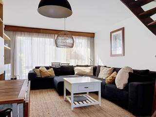 Deze instapklare (vakantie)woning is rustig gelegen in het domein Vierbarke, op een topligging tussen de vaargeul en het strand van Nieuwpoort-Bad. Hier geniet u van een aangename woonomgeving, vlak bij de wandelpromenade, de jachthaven en alle voorzieningen.<br />De woning omvat een inkomhal met apart toilet, een gezellige en lichtrijke woonkamer met open keuken, een praktische berging en een aangenaam terras. Op de bovenverdieping bevinden zich twee slaapkamers en een badkamer voorzien van een ligbad en wastafel. Bovendien beschikt de woning over een privatieve autostaanplaats in genotsrecht.<br />De combinatie van de gunstige ligging, de praktische indeling en de mogelijkheid tot permanente bewoning maakt deze woning bijzonder interessant als vaste woonst, tweede verblijf of investering.