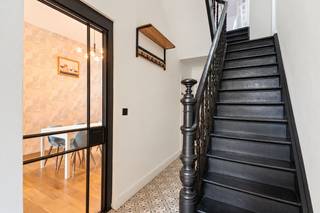 Sommige woningen hoef je niet opnieuw uit te vinden. Je moet ze vooral met respect voor hun karakter naar vandaag brengen. En dat is hier precies gebeurd.<br />Deze authentieke woning in het centrum van Kapellen werd volledig professioneel gerenoveerd en is helemaal instapklaar. <br />Originele elementen bleven behouden en werden gecombineerd met een hedendaagse afwerking, veel wooncomfort en een energiezuinig karakter.<br />Via de aparte inkomhal kom je binnen in de woonkamer. Verderop vind je de volledig vernieuwde maatwerkkeuken: modern, goed uitgerust en praktisch ingericht. Op het gelijkvloers is er ook een gastentoilet. Achteraan ligt de compacte tuin, voorzien van een nieuwe omheining. Onderhoudsvriendelijk, maar toch je eigen stukje buiten.<br />Op de tussenverdieping bevindt zich een doorloopkamer die vandaag als dressing is ingericht, samen met de ruime badkamer. Een verdieping hoger zijn er twee volwaardige slaapkamers. En we zijn er nog niet: ook op de tweede verdieping vind je nog eens twee ruime slaapkamers.<br />Vier slaapkamers dus. Ruimte voor een gezin, een thuiskantoor, hobbykamer of gewoon wat extra ademruimte.<br />En de ligging? Die maakt het plaatje compleet. Je woont centraal in Kapellen, met winkels, scholen, openbaar vervoer én de fietsostrade vlakbij. De auto wat vaker laten staan wordt hier plots heel eenvoudig.<br />Een woning met een verleden, maar helemaal klaar voor haar volgende hoofdstuk. <br />Instapklaar, energiezuinig en met de charme die je bij nieuwbouw nu eenmaal niet kan bijbouwen.<br /><br />Kopen aan 2% registratierechten nog mogelijk ! Beschikbaar 1/6/2027