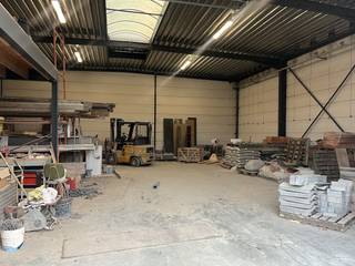 Ruime loods van ca. 240m² op uitstekende locatie te Meulebeke.Specificaties van de loods:- Vrije hoogte van ca.6m- Polybetonvloer- Geïsoleerd dak voorzien van lichtstraat- Elektrische sectionaalpoort- Drijfkracht - Verlichting- Trap naar mezzanine- Sanitaire blok- 1 bijhorende parkeerplaats (A)Vrij vanaf 1 januari 2026.Bent u op zoek naar bedrijfsvastgoed bestaande uit een magazijn te huur in Meulebeke? Aarzel dan niet om ons te contacteren op het nummer 051 21 22 23.