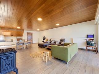 <p><span>Unieke ruime woning in het centrum van Zwevegem</span></p><p><span> </span></p><p><span>De woning beschikt over een brede </span><span>inkomhal</span><span> met mogelijkheid tot </span><span>bureau</span><span>, een praktische </span><span>keuken</span><span> met aansluitende </span><span>berging</span><span>, een apart </span><span>toilet</span><span> beneden en een grote </span><span>kelder</span><span>. </span></p><p><span>De ruime leefruimte geniet van veel lichtinval en sluit aan op een </span><span>veranda</span><span> en een groot, volledig privé </span><span>terras</span><span>.</span></p><p><span>Op de bovenverdieping bevinden zich </span><span>3 slaapkamers</span><span>, met mogelijkheden om extra </span><span>kamers</span><span> te creëren op zolder. </span></p><p><span>De gerenoveerde </span><span>badkamer</span><span> is voorzien van een dubbele lavabo, inloopdouche en toilet.</span></p><p><span>Een extra troef is de </span><span>grote parking vlakbij,</span><span> waar steeds parkeergelegenheid beschikbaar is.</span></p><p><span>Ook interessant als investering: de woning is momenteel verhuurd voor </span><span>€898 per maand. </span></p><p><span> </span></p><p><span> </span></p>