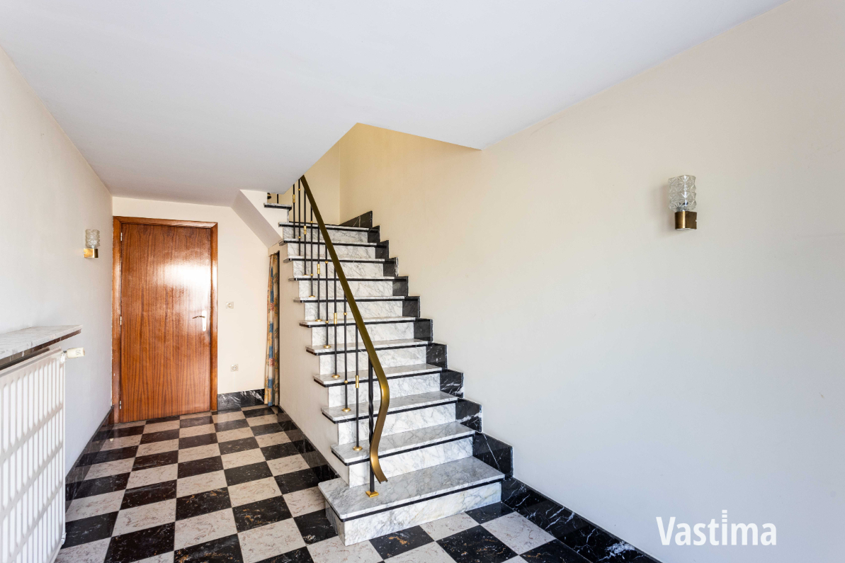 Woning met 3 slaapkamers, garage en ruime tuin - foto 4