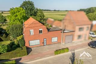 Deze te renoveren woning is gelegen op een perceel van maar liefst 1500 m² in een prachtige landelijke omgeving. Het huis bestaat op het gelijkvloers uit twee helften : links vinden we twee grote leefruimtes, en aan de andere kant van de centrale gang is er een leefkeuken met zicht op de tuin. Op de eerste verdieping is er rond de overloop voorzien in drie slaapkamers. Achteraan het pand zijn er nog meerdere bijgebouwen in gebruik als opslagruimte, en die is er ook in de grote garage aan de rechterkant van de woning. Een fantastische troef bij het pand is de gigantische tuin, met rondom agrarisch uitzicht. Dat zicht heb je trouwens ook aan de voorzijde van de woning. Dit is zonder twijfel een mooie opportuniteit voor iemand die op zoek is naar een renovatieproject in een prachtige landelijke omgeving. Inschrijven via mail naar Tommy@immo-home.be, geen telefonische inschrijvingen! Volg ons op Fb en Insta. Voor meer info: www.immo-home.be. GRATIS SCHATTING & GRATIS FINANCIEEL ADVIES