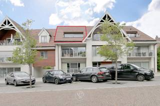 In deze klassevolle residentie "Habeaute" bevindt zich dit kwalitatieve appartement, degelijk gebouwd en met oog voor detail.<br /><br />Via de stijlvolle inkomhal betreedt u de ruime leefruimte met open keuken en aansluitend terras. Daarnaast beschikt u over een praktische, afzonderlijke berging naast de keuken.<br />Verder zijn er twee volwaardige slaapkamers, een badkamer en een apart toilet. <br />Een ondergrondse garagebox en een kelderberging zijn eveneens inbegrepen.<br /><br />Slechts enkele van de vele troeven:<br />- ingemaakte kast in de slaapkamer, alsook in de gang;<br />- vernieuwde dampkap, gaswandketel, keukenkraan en vaatwasser (circa 5 jaar oud, Miele).<br /><br />Ook de ligging is uitstekend: nabij de bakker, slager, horeca ... én in een groene omgeving. De Schelde bevindt zich op wandelafstand.<br /><br />Kortom, een uitstekende prijs-kwaliteitverhouding.