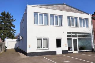 Volledig verhuurd opbrengsteigendom.

Deze compleet gerenoveerde eigendom heeft een rendement van maar liefst 6,95%.
De building bestaat uit:
- 3 studio's
- één 3-slaapkamerappartement
- één commercieel pand
- één garagebox

Troeven:
- asbestveilig
- elektrische keuring conform
- 5580Wp zonnepanelen
- volledig nieuw dak
- Zeer gunstig EPC label B

Dit alles is verhuurd met geregistreerde huurcontracten.

Meer informatie te verkrijgen via kantoor.