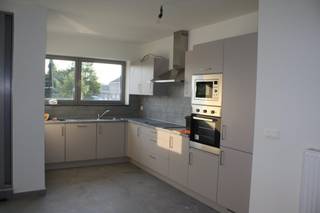Ruim nieuwbouwappartement gelegen op het eerste verdiep van een nieuwbouwproject. <br />Het bevat 2 slaapkamers, ruime woonkamer, keuken, zonneterras, badkamer, toilet en heeft een bewoonbaar oppervlakte van +- 85 m². Er is ook een buitenberging aanwezig <br />Dicht bij tram, bus, snelweg en centrum Gent. <br />1050 € / maand. 50 euro alg kosten per maand<br />Vrij vanaf 01/08/2025 - info via mail : immo@poppe.be<br />eerste bezoekmoment na afspraak op 08/07/2026
