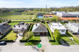 In het centrum van Koekelare langs de Belhuttebaan ligt deze alleenstaande woning. Op wandelafstand van tal van voorzieningen waaronder de markt voorzien van tal van brasserie en restaurants, grootwarenhuizen, scholen en natuur en bos. <br /><br />Indeling van de woning:<br />Binnenkomen doet u via de riante inkomhal, die de verbinding biedt naar alle ruimtes. Uitkijkend op de zonnige tuin ligt de lichtrijke woonkamer met aansluitend de keuken. Achter de keuken ligt de wasruimte uitgerust met gastentoilet en douchecabine. Verder kan u drie volwaardige slaapkamers terugvinden en de badkamer uitgerust met ligbad, toilet en lavabomeubel. <br /><br />De grootste troef van deze woning is de dubbele inpandige garage met hoge toegangspoorten. <br /><br />De volledige woning is bezolderd, te bezichtigen via de vaste trap in de garage. <br /><br />Extra troeven? <br />- Droge kelder<br />- Groot perceel<br />- TOP ligging<br />- Veel mogelijkheden<br />- Dubbele inpandige garage<br /><br />Wenst u meer informatie of een bezoek ter plaatse? Contacteer Chiara via 0492 58 65 55 of chiara@vastgoedsinnaeve.be