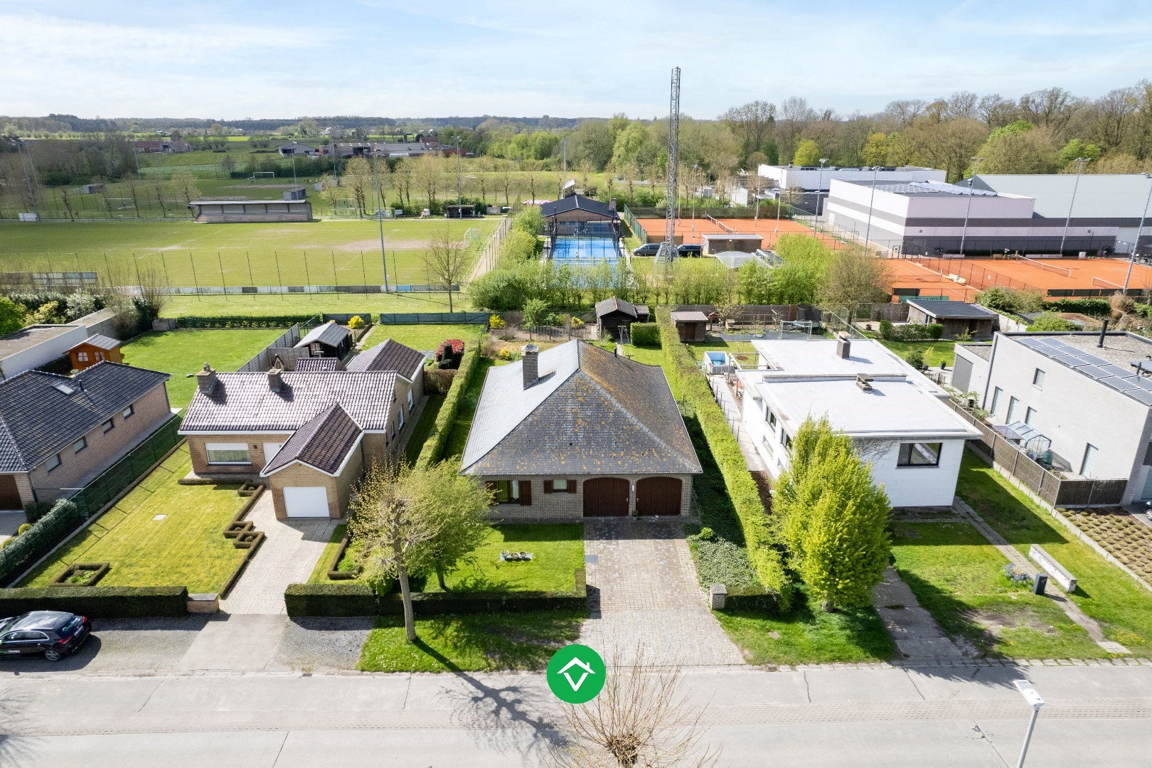 Alleenstaande woning met drie slaapkamers en dubbele garage in centrum Koekelare - foto 1