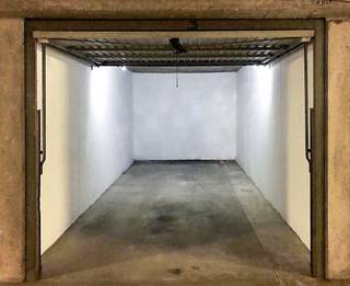 Ben je op zoek naar een centraal gelegen garagebox? Deze garage bevindt zich in residentie Rameyenhof in het centrum van Beveren.De garage werd...