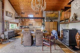 Bent u op zoek naar een eigendom die ruimte, privacy en tal van mogelijkheden combineert? Dan is deze uitzonderlijke woning in het landelijke Oordegem precies wat u zoekt.<br /><br />Gelegen op een perceel van maar liefst 7.101 m², met een straatbreedte van circa 28 meter en een diepte van ongeveer 240 meter, geniet u hier van een zeldzame ligging zonder directe buren aan de linker- of rechterzijde. Het open uitzicht over de omliggende velden zorgt voor een uniek gevoel van rust en vrijheid.<br /><br />De bestaande woning biedt een uitstekende basis voor wie wil renoveren en volledig naar eigen smaak wil inrichten. Een belangrijk pluspunt is dat er geen renovatieverplichting van toepassing is, waardoor u zelf het tempo en de omvang van eventuele werken bepaalt.<br /><br />Dankzij de royale oppervlakte en de indeling biedt deze eigendom bovendien interessante mogelijkheden voor meergezinsbewoning, een kangoeroewoning, een zorgwoning (mits de geldende regelgeving en eventuele vergunningen), of voor wie wonen en werken wil combineren.<br /><br />Troeven<br />- Perceel van 7.101 m²<br />- Straatbreedte van ca. 28 meter<br />- Perceeldiepte van ca. 240 meter<br />- Uitzonderlijk rustige ligging<br />- Geen directe buren links of rechts<br />- Prachtig, blijvend open uitzicht<br />- Mogelijkheid tot renovatie zonder renovatieplicht<br />- Potentieel voor meergezinswoning of zorgwonen (onder voorbehoud van de geldende stedenbouwkundige voorschriften)<br />- Ideaal voor wie houdt van ruimte, natuur en privacy<br /><br />Een eigendom zoals deze komt zelden op de markt. Of u nu droomt van een ruime gezinswoning, een woning voor meerdere generaties of een project met tal van mogelijkheden: deze unieke locatie vormt de perfecte basis.<br /><br />Interesse? Contacteer ons vandaag nog voor meer informatie of een bezoek en ontdek zelf de uitzonderlijke mogelijkheden van deze unieke eigendom in Oordegem.<br /><br />Verbeter de productiviteit van je team
