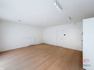 BRUSSEL – In het centrum van Brussel, vlakbij het Sint-Katelijneplein en Debrouckère, in het nieuwe project „UniQ“, in de buurt van talrijke winkels en openbaar vervoer, nieuwe studio voor eerste bewoning van ±42 m² woonoppervlakte, gelegen op de begane grond met een inkomhal, een grote leefruimte van ±32 m² met een volledig uitgeruste open keuken (oven/magnetron, koelkast/diepvriezer, kookplaten, afzuigkap, vaatwasser), doucheruimte (douche, wastafel, toilet), technische ruimte met aansluiting voor wasmachine, kelder. Raming van de kosten voor gemeenschappelijke uitgaven: 60 €/maand. EPC B*! Direct beschikbaar! Afmetingen ter indicatie.<br /><br />Op de begane grond: <br /><br />⦁    Entree<br />⦁    Doucheruimte (douche, toilet, wastafel)<br />⦁    Technische ruimte (aansluiting voor wasmachine)<br />⦁    Woonruimte van ±32,5 m² (5,9 x 5,46)<br />⦁    Keuken in open verbinding met de woonkamer (oven/magnetron, kookplaten, afzuigkap, koelkast/vriezer, vaatwasser)