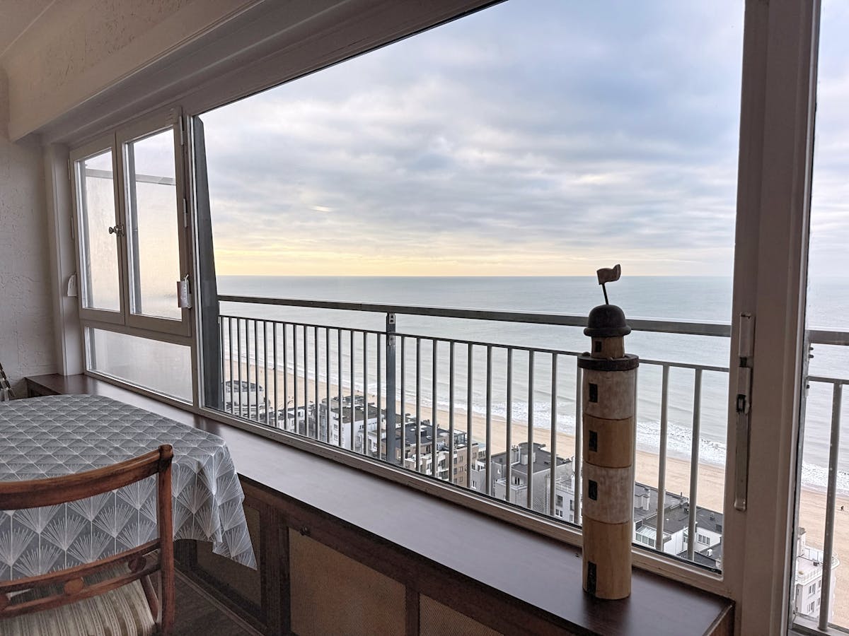 Appartement te huur te Oostende met frontaal zeezicht - foto 2