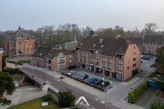 <p>Bent u op zoek naar een ruim appartement in een<span> </span><strong>groene en rustige omgeving, maar toch dicht bij alle voorzieningen</strong>? Dit lichtrijke duplex-appartement ligt aan het Kasteelpark in Heule en combineert een aangename ligging met comfort en bereikbaarheid.</p>
<p>Het appartement bevindt zich op de derde en vierde (bovenste) verdieping van het gebouw, wat zorgt voor extra privacy, veel lichtinval en een open gevoel.</p>
<p>Op de eerste woonverdieping bevindt zich de ruime leefruimte met zit- en eethoek, die uitgeeft op<span> </span><strong>twee terrassen</strong><span> </span>waar u op elk moment van de dag van de buitenruimte kunt genieten. De ruimtes zijn afgewerkt met een<span> </span><strong>warme parketvloer en stijlvolle glazen deuren</strong><span> </span>die de verschillende zones op een elegante manier van elkaar scheiden.</p>
<p>De volledig uitgeruste<strong><span> </span>keuken is mooi afgewerkt met inox werkbladen</strong><span> </span>en sluit praktisch aan op de leefruimte. Op deze verdieping bevindt zich ook een extra kamer die perfect kan dienen als slaapkamer, bureau of hobbyruimte.</p>
<p>De bovenverdieping beschikt over twee slaapkamers, een toilet, een berging en twee badkamers, wat het appartement bijzonder comfortabel maakt voor gezinnen of wie graag wat extra ruimte heeft.</p>
<p>Een bijkomende troef is de mogelijkheid om een<span> </span><strong>ondergrondse garage optioneel bij aan te kopen</strong>. Daarnaast zijn er ook bovengrondse parkeermogelijkheden aanwezig.</p>
<p><strong>Troeven:<br /></strong>✅ 168 m² bewoonbare oppervlakte<br />✅ Ligging aan het Kasteelpark in Heule<br /><strong>✅ Gelegen op bovenste verdieping</strong><br />✅ 3 slaapkamers en 2 badkamers<br /><strong>✅ 2 terrassen met terrasberging</strong><br />✅ Kwalitatieve, duurzame afwerking<br /><strong>✅ Ondergrondse garage optioneel bij te kopen</strong><br />✅ EPC B</p>
<p>Interesse? Neem gerust contact op voor meer informatie over de bezoekmomenten.<br />Het appartement is momenteel verhuurd. Bezoeken gebeuren daarom in overleg en met respect voor de huidige huurder.</p>