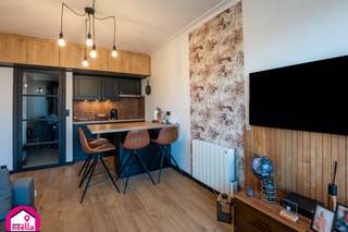 Volledig gerenoveerde studio
Deze studio werd volledig gestript en vernieuwd, met oog voor kwaliteit en modern wooncomfort.
Vernieuwingen en troeven:
Volledig nieuwe leidingen.
Nieuwe vloeren.
Volledig vernieuwde badkamer.
Nieuwe elektrische installatie.
PVC-raam met driedubbele beglazing en geïntegreerd vliegraam.
Energiezuinige doorstromer voor warm water.
Buitenverlichting.
kasten over de volledige breedte van de studio voor extra opbergruimte.
13 stopcontacten, waarvan één met geïntegreerde USB-aansluiting.
Moderne zwarte lamellen.
Videofoon met wifi.
Inkomdeur die op afstand kan worden geopend via een app.
Een instapklare, hedendaagse studio die comfort, energiezuinigheid en slimme technologie perfect combineert. Info 0471 10 63 68 of info@immonoella.be