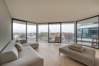 Het appartement op de vierde verdieping biedt veel lichtinval en doorlopende terrassen die elke ruimte omringen. Via de inkomhal met...