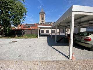 <p><span>Vous recherchez une place de parking attitrée dans le centre d'Evergem ? Cette place de parking privative située dans la résidence récente « De Bib » est à louer pour 70 euros par mois.<br />La place de parking est située sur le terrain privé à l'arrière de la résidence, au 4 de la Bibliotheekstraat, et est facilement accessible. Grâce à son emplacement central, les commerces, les restaurants, les transports en commun et toutes les commodités quotidiennes sont accessibles à pied.<br />Idéal pour les riverains, les indépendants ou les navetteurs qui souhaitent disposer d’une place de parking attitrée dans le centre d’Evergem, où se garer devient de plus en plus difficile en raison des zones bleues et du nombre limité de places de stationnement.<br /><br />Atouts :<br /><br />/ Emplacement de choix au centre d'Evergem<br />/ Situé sur le terrain privé d'une résidence récente<br />/ Accès rapide et aisé<br />/ Pas de parking souterrain ni de manœuvres compliquées<br />/ Idéal pour un usage personnel<br />/ Disponible immédiatement</span></p>