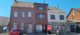 Ligging:<br />Centrale ligging met een vlotte verbinding naar de omliggende gemeenten. <br />Het centrum van Leopoldsburg, het station, de nodige winkels en scholen bevinden zich allemaal op zeer korte afstand van deze woning. <br /><br />Omschrijving: <br />De woonkamer sluit naadloos aan met de keuken. Deze keuken biedt doorgang naar een praktisch koertje dat uitkomt aan de achterzijde van het perceel. <br />Er is tevens een apart toilet en een voorraadkelder aanwezig. <br />Op de eerste verdieping bevindt er zich een badkamer met lavabo, ligbad en toilet alsook een ruime slaapkamer. <br />De vaste trap naar de tweede verdieping biedt doorgang naar de overige 2 slaapkamers. <br /><br />Er is parkeergelegenheid voor de woning. <br /><br />Extra:<br />- Elektriciteit goedgekeurd tot 2040<br />- Centrale verwarming via aardgas<br />- Geen renovatieverplichting van toepassing, EPC -label D<br />- Woning is verhuurd<br />- Interessant als investering<br /><br />Voor meer info of een bezoek contacteer ons via info@vastengoed.be of via 014/72 73 74.<br /><br />Wenst u een gratis schatting van uw eigendom? Contacteer ons vrijblijvend voor een afspraak!
