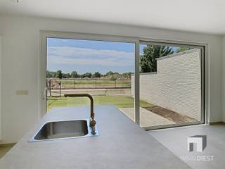 <p><span>KOOP DIT APPARTEMENT NU AAN 6% BTW!!</span></p><p><span> </span></p><p><span>ATOMIUM Een project met ballen! </span></p><p><span>Klein in omvang, groots in afwerking!</span></p><p><span> </span></p><p><span>Appartement 0.2 is een gelijkvloers appartement van 113m2 met 2 ruime slaapkamers een terras en tuintje;</span></p><p><span> </span></p><p><span>De troeven van dit nieuwbouw appartement zijn:</span></p><p><span>+ Gelegen op wandelafstand van Tessenderlo;</span></p><p><span>+ BEN-appartement (Bijna Energie Neutraal);</span></p><p><span>+ Elk appartement heeft 4 zonnepanelen op micro-omvormers;</span></p><p><span>+ Vloerverwarming met geruisloze warmtepomp (water/water);</span></p><p><span>+ Parking &amp; kelderkast ondergronds bereikbaar met lift;</span></p><p><span>+ Voorzien van groot terras met zicht op groen;</span></p><p><span>+ Gelijkvloers appartement met privé tuin;</span></p><p><span>+ Bovengrondse fietsenberging;</span></p><p><span> </span></p><p><span>Heeft u interesse in dit nieuwbouw appartement?</span></p><p><span>Meer info 013/31.25.22 of jeroen@immodiest.be.</span></p><p><span> </span></p><p><span> </span></p><p><span> </span></p>