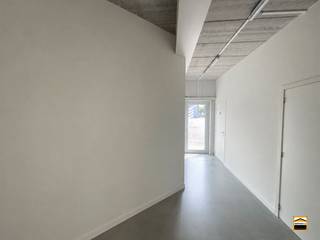 <p><span>Industriegebouw met kantoren en ruime opslag – Overhaem Tongeren-Borgloon </span></p><p><span>Op het bedrijventerrein Overhaem in Tongeren-Borgloon bevindt zich dit veelzijdige industrie-<br />gebouw met een totale bruikbare oppervlakte van 405 m². Dankzij de combinatie van een <br />ruime opslagzone, kantoorruimtes en een open plateau biedt het pand tal van mogelijkheden <br />voor ondernemers, zelfstandigen en bedrijven. </span></p><p><span>Het gelijkvloers omvat een ruim opslaggedeelte, toegankelijk via een praktische toegangspoort<br />met een hoogte van 2,60 meter. Op de verdieping beschikt u over een ruim open plateau, <br />aangevuld met drie afzonderlijke kantoorruimtes, waardoor een aangename combinatie ontstaat <br />tussen opslag, werkruimte en administratieve functies.</span></p><p><span>Het gebouw dateert van 2015 en is uitgerust met 42 zonnepanelen met een totaal vermogen van <br />17,22 kWp, wat zorgt voor een interessante energievoorziening. De verwarming gebeurt via <br />airconditioning. Bovendien is de elektrische installatie conform gekeurd. </span></p><p><span>De ligging binnen Overhaem is bijzonder gunstig, met een vlotte verbinding naar de belangrijkste <br />verbindingswegen en omliggende steden. Een uitstekende uitvalsbasis voor bedrijven die <br />bereikbaarheid en functionaliteit willen combineren. </span></p><p><span>Troeven:</span></p><ul><li><span>Totale bruikbare oppervlakte van 405 m²</span></li><li><span>Ruime opslagruimte met toegangspoort van 2,60 m hoog</span></li><li><span>Open plateau op de verdieping</span></li><li><span>3 kantoorruimtes</span></li><li><span>42 zonnepanelen – 17,22 kWp</span></li><li><span>Verwarming via airco's</span></li><li><span>Bouwjaar 2015</span></li><li><span>Elektriciteit conform gekeurd</span></li><li><span>Strategische ligging op Overhaem</span></li><li><span>Vlotte bereikbaarheid via belangrijke verbindingswegen</span></li><li><span>Tal van mogelijkheden voor verschillende bedrijfsactiviteiten</span></li></ul><p><span>Een functioneel en veelzijdig industriegebouw op een strategische locatie, klaar om aangepast te <br />worden aan de noden van uw onderneming.</span></p><p><span>Wenst U meer informatie over dit gebouw of een bezichtiging?<br />Contacteer ons via 012 26 22 05 of info@hetimmohuis.be</span></p>
