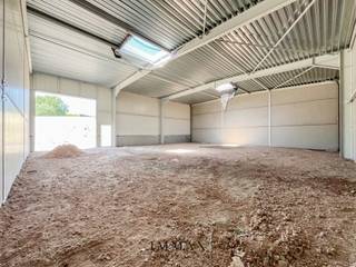 Het recent ontwikkelde bedrijventerrein Portis bestaat uit 49 moderne KMO-units en vormen een ideale uitvalsbasis voor lokale ondernemingen, start-ups &amp; kleinschalige KMO’s.<br /><br />Gebouwd met hoogwaardige en milieuvriendelijke materialen, voldoen de units aan de strengste kwaliteits- en duurzaamheidsnormen. Ze zijn bovendien aantrekkelijk als investeringsobject, dankzij het potentieel voor een stabiel en interessant rendement van 3,3%!<br /><br />De units worden casco opgeleverd, wat de nieuwe eigenaar volledige vrijheid biedt om de inrichting af te stemmen op de eigen noden en activiteiten. Elke unit is standaard uitgerust met: individuele regenwaterput van 10.000l - sanitaire ruimte - lichtarmaturen - geïsoleerde sectionaalpoort (4,5m B op 4,8m H) met aparte toegangsdeur - min. 2 parkeerplaatsen - brievenbus. Mogelijkheid tot het installeren van zonnepanelen bovenop de unit. <br /><br />Troeven: <br />- Strategische ligging ~ AA-locatie met uitstekende bereikbaarheid<br />- Ruime manoeuvreerruimtes voor vrachtwagens en opleggers <br />- Instapklare entiteiten<br />- Duurzame wegenis in betonverharding (geen asfalt)<br />- Ruime laad- en loszones <br />- Voldoende parkeergelegenheid <br />- Vrije hoogte van 6m<br /><br />Voor verdere informatie of vrijblijvend bezoek contacteer Céline op 0476 60 60 23 of mail naar celine@immax.be