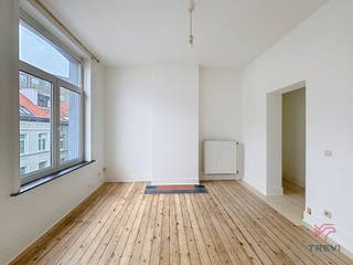 IXELLES: Close to the Ixelles ponds and all amenities, superb fully renovated studio apartment of +/-35m².On the 2nd floor without lift:- Kitchen...