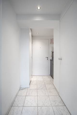 Dit charmante duplexappartement is gelegen op de prestigieuze Louizalaan, in een mooi en goed onderhouden gebouw. Het appartement onderscheidt zich door zijn overvloedige natuurlijke lichtinval, aangename indeling en uitstekende ligging.
Op de benedenverdieping bevindt zich een inkomhal met een apart gastentoilet, die toegang geeft tot de lichtrijke leefruimte. De grote raampartijen, die zich uitstrekken over de volledige hoogte, zorgen voor een ruimtelijk gevoel en een overvloed aan natuurlijk licht. De leefruimte omvat een open keuken en geeft toegang tot een balkon, ideaal om even tot rust te komen.
Op de bovenverdieping bevindt zich een comfortabele slaapkamer met ingebouwde kasten, evenals een badkamer.
Dankzij de topligging op de Louizalaan, vlak bij winkels, openbaar vervoer en het Ter Kamerenbos, geniet u hier van een aangename woonomgeving met alle voorzieningen binnen handbereik, in het hart van Brussel.