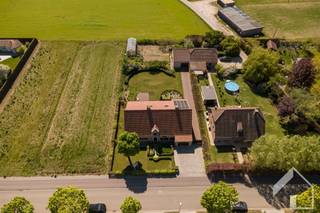 Zeer ruim landhuis in een rustige en groene omgeving, in de wijk Millegem. Op de gelijkvloerse verdieping vinden we een mooie inkomhal met trapzaal...