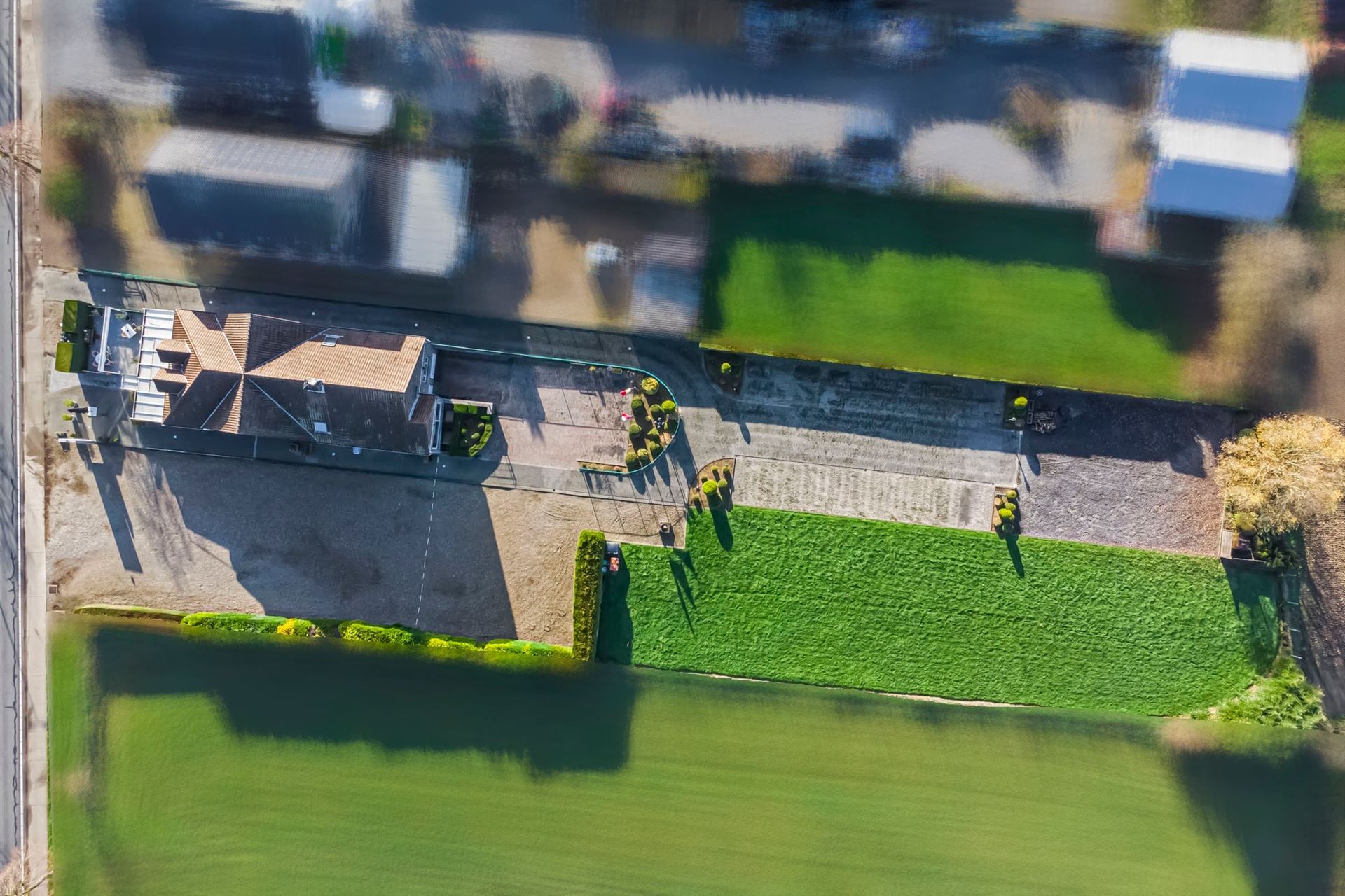 Commercieel bedrijfspand met woonst langs de Rijksweg in Maasmechelen, met hoge visibiliteit, parkeermogelijkheden en veelzijdig commercieel potentieel! - foto 2