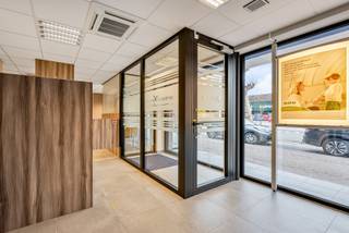 Commerciële kantoorruimte met grote visibiliteit!<br />74m² netto oppervlakte en een vitrine van +/- 9meter aan de straatzijde!<br />Momenteel dienstdoende als zakenkantoor maar mits herindeling/aanpassingswerken zijn de mogelijkheden talrijk. <br />Ingericht met oog voor comfort en veiligheid : beveiligde deur, airco, ventilatie, systeemplafond,...<br />Deze kantoorruimte beschikt verder nog over een kitchenette en afzonderlijk toilet.<br />Conforme elektriciteit, gunstig EPC,...<br />Voldoende (gratis) parkeergelegenheid rechtover het kantoor.<br />Uw bezoek inplannen doet u vandaag nog telefonisch via 09 328 57 78<br />Raadpleeg onze website voor alle beschikbare attesten!