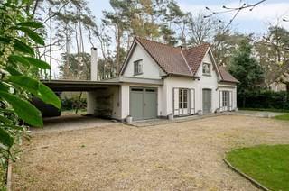 <p><span>Perfect instapklare, volledig vernieuwde woning op een uitstekende locatie nabij het golf- en meerdomein in Keerbergen. Deze charmante en praktisch ingedeelde woning combineert comfort, ruimte en een groene omgeving, ideaal voor wie rustig wil wonen met alle voorzieningen binnen handbereik.</span></p><p><span> </span></p><p><span>Bij het betreden van de woning komt u in de inkomhal die toegang biedt tot de lichtrijke leefruimte met eetkamer en een volledig geïnstalleerde keuken. Verder beschikt het gelijkvloers over een volwaardige slaapkamer, een moderne badkamer, een apart toilet en een inpandige garage. Dankzij deze indeling is het perfect mogelijk om alle leefruimtes op het gelijkvloers te organiseren, wat de woning ook toekomstgericht maakt.</span></p><p><span> </span></p><p><span>Op de eerste verdieping bevindt zich een ruime nachthal die toegang geeft tot twee royale slaapkamers, ideaal voor een gezin of als combinatie van slaap- en hobbyruimtes.</span></p><p><span> </span></p><p><span>Buiten geniet u van een prachtig aangelegde, zonnige tuin omgeven door groen, gelegen op een volledig omheind perceel van 1000 m². Extra troeven zijn de dubbele carport en het ruime tuinhuis, die zorgen voor voldoende parkeergelegenheid en opbergruimte.</span></p><p><span> </span></p><p><span>De ligging is bijzonder gunstig, met een vlotte bereikbaarheid naar het centrum van Keerbergen en Tremelo, evenals nabij scholen en openbaar vervoer. Een ideale woning voor wie op zoek is naar comfort, rust en een strategische ligging.</span></p>