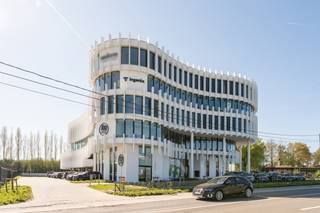 Unieke kantoorruimte van ca. 111m² in het prestigieuze 'Office One' op centrale ligging in Tielt!Vlot bereikbaar, langs de Ruisleedsesteenweg...
