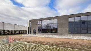 Entrepôt de 649 m² avec 103 m² de bureaux et 109 m² de salle polyvalente.L'entrepôt se compose d'une structure en acier avec des panneaux en béton et...