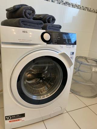 Ruim gelijkvloers appartement van 150 m² met terras en privéparking<br /><br />Dit ruime en comfortabele gelijkvloerse appartement van 150 m² maakt deel uit van een halfopen bebouwing en biedt alle comfort. Dankzij de praktische indeling en royale leefruimtes is het ideaal voor koppels, gezinnen, expats of zakenreizigers.<br /><br />Het appartement beschikt over een volledig uitgeruste keuken, een ruime leefruimte met zithoek, een inkomhal met nachthal, een apart toilet, twee grote slaapkamers en een badkamer.<br /><br />Buiten beschikt u over een ruim zuidgericht terras dat u volledig naar eigen smaak kunt inrichten. Bovendien beschikt het appartement over een privéparkeerplaats voor twee auto's.<br /><br />Dankzij de centrale ligging bevinden scholen, winkels en een bushalte zich op wandelafstand, waardoor u geniet van een uitstekende bereikbaarheid en alle dagelijkse voorzieningen binnen handbereik hebt.<br /><br />Het appartement behaalt een EPC-score C, wat wijst op een degelijke energieprestatie.<br /><br />Indeling:<br /><br />* Volledig uitgeruste keuken<br />* Ruime leefruimte<br />* Gezellige zithoek met televisie<br />* Inkomhal en nachthal<br />* Apart toilet<br />* 2 grote slaapkamers<br />* Badkamer<br />* Terras<br />* Privéparkeerplaats voor 2 auto's<br /><br />Gemeubelde verhuur is mogelijk.<br /><br />Een ideale woonst voor wie op zoek is naar ruimte, comfort en een praktische ligging in een aangename omgeving.<br />
