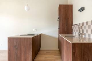 <p><strong>Ideaal investeringsappartement, pied a terre of starterswoning in het hart van Antwerpen</strong><br /><br />Wonen op een <strong>toplocatie</strong> in de bruisende theaterbuurt, waar sfeer en gezelligheid centraal staan. Dit recent gerenoveerde appartement ligt op een steenworp van het <strong>Mechelseplein</strong>, omringd door levendige cafés, restaurants en hotspots. Op wandelafstand vindt u de hippe Botanic Sanctuary, het Stadspark en het Theaterplein. <br /><br />Het appartement zelf onderging een <strong>grondige en kwalitatieve renovatie</strong>, uitgevoerd met degelijke materialen en oog voor detail. De subtiele Engelse touch in het kraanwerk en de afwerking van de badkamer zorgt voor een karaktervolle uitstraling.<br /><br />Indeling:<br />U betreedt het appartement via een inkomhal met <strong>ingemaakte kasten. </strong>De leefruimte baadt in het licht dankzij de grote raampartijen en de mooie gevelbreedte met zicht op het Mechelseplein. Aansluitend vindt u een volledig geïnstalleerde open keuken, uitgerust met alle comfort. De badkamer, in een cosy Engelse stijl, biedt een inloopdouche en toilet. Tot slot is er een ruime slaapkamer aan de achterzijde van het appartement, een goede nachtrust gegarandeerd.<br /><br />Kortom: een instapklaar appartement op een uitzonderlijke locatie — ideaal als investering of als eerste eigen stek in het hart van de stad.Welcome to Online Text Editor (formerly EditPad.org) - your online plain text editor. Enter or paste your text here. To download and save it, click on the button below.</p>