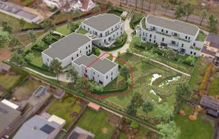 <p>Unit 72/6 is een unieke tuinwoning van 183 m² met 4 slaapkamers, die zich onderscheidt door zijn uitzonderlijke buitenruimte. De riante privatieve tuin van 230 m², gelegen aan het binnenpark, biedt zicht op en een directe aansluiting met het groen. Zowel het ochtendzonterras als het avondzonterras bevinden zich in de tuin, waardoor je de hele dag door van zon, ruimte en rust geniet. De woning is bovendien voorzien van een XL liftschachtvoorbereiding, wat extra toekomstgericht wooncomfort biedt. Met een S-peil van 24 en een E-peil van 6, goed voor een EPC-label A, betreft het een energiezuinige en duurzame woonst. <br /><br />In Hof Marly staan comfort, rust en energiezuinigheid centraal. Vloerverwarming via een individuele warmtepomp garandeert een aangenaam binnenklimaat met laag verbruik, terwijl zonnepanelen voorzien in de eigen energiebehoefte. Bovendien genieten bewoners vijf jaar vrijstelling van onroerende voorheffing. <br /><br />Het project is doordacht uitgewerkt met een ruime ondergrondse parkeergarage, zeer brede autostaanplaatsen met privatieve berging en aparte fietsparkeerzones per blok. Via meerdere trappenhallen en liften bereik je vlot de woonentiteiten en het binnenpark. <br /><br />Ook bouwtechnisch scoort Hof Marly hoog, met een vijfsterrenlabel voor akoestiek en afwerking dankzij performante isolatie en doordachte ontkoppeling van de entiteiten.</p>