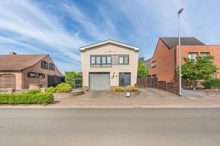 Deze gezellige woning aan Langedijk 29 te Laakdal biedt een mooie combinatie van ruimte, licht en comfort. De woning beschikt over drie slaapkamers, een grote inpandige garage en een gezellige, privatieve tuin.<br /><br />Op het gelijkvloers bevinden zich de inkomhal, een ruime inpandige garage en diverse praktische berg- en opslagruimtes.<br /><br />De leefruimtes bevinden zich op de verdieping. Hier vindt u een lichtrijke woonkamer, een keuken, drie volwaardige slaapkamers en een badkamer met ligbad. De indeling zorgt voor een aangename woonbeleving met een mooi uitzicht op de tuin.<br /><br />Buiten geniet u van een verzorgde en gezellige tuin, ideaal om te ontspannen of om te genieten van lange zomeravonden met familie en vrienden.<br /><br />Dankzij de gunstige ligging in Laakdal, nabij winkels, scholen en belangrijke invalswegen, combineert deze woning een rustige woonomgeving met een uitstekende bereikbaarheid.<br /><br />Bel ons op 014/95.37.50 of mail naar secretariaat@degroot-celen.be voor meer informatie of een bezoek ter plaatse.