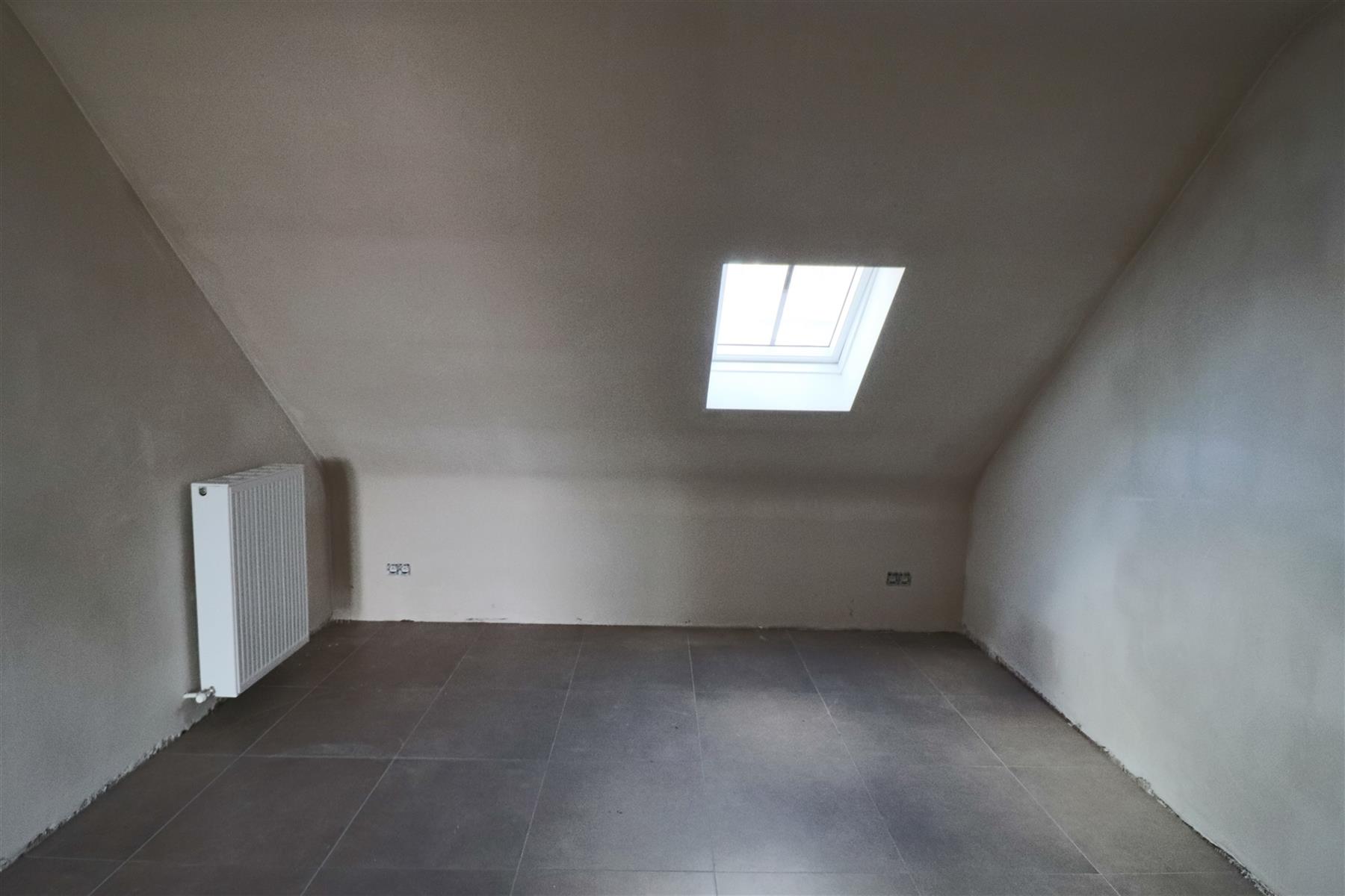 Gerenoveerd appartement op de 1ste verdieping met 2 slaapkamers, royaal terras en garage. Gelegen nabij centrum Hoogstraten. - foto 5