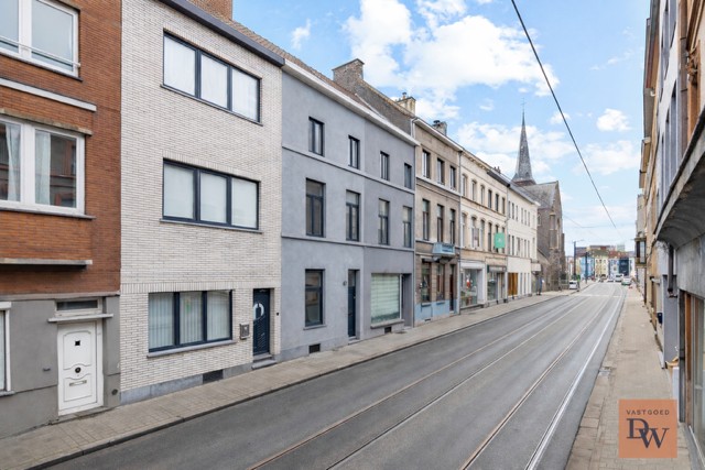 Ruime woning met koer en 4 slaapkamers - foto 2