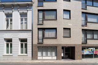In de Hoogstraat, pal in het bruisende stadscentrum van Tielt, bevindt zich dit verzorgd en laagdrempelig appartement. Dankzij de centrale ligging, de praktische indeling en de bestaande verhuur vormt dit een uitstekende opportuniteit voor zowel starters als investeerders.<br /><br />Het appartement is gelegen op de eerste verdieping en omvat een inkomhal met gastentoilet, een lichtrijke leefruimte met open keuken, een badkamer uitgerust met ligbad en wastafel, en een ruime slaapkamer.<br /><br />Als extra troef beschikt het appartement over een private berging, ideaal voor extra opslagruimte.<br /><br />Het appartement is bovendien al jarenlang verhuurd aan een correcte en betrouwbare huurder, waardoor u onmiddellijk geniet van een stabiel huurrendement. Wenst u het appartement zelf te bewonen, dan vormt het eveneens een ideale eerste aankoop op een toplocatie.