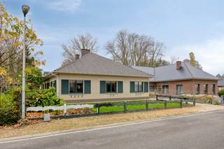 Immo DAVID présente : bungalow de 176m² avec garage et jardin dans un quartier calme de RelegemCe bungalow prêt à emménager dispose d’un hall...