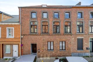 <p><strong>Interesting investment property comprising 3 one-bedroom apartments on the outskirts of Tienen</strong></p><p>This property is located near the Fathers’ Church, just outside the ring road of Tienen.</p><p>Excellent mobility score: all amenities are within walking and cycling distance, and there is quick access to the E40 motorway.</p><p>Well-maintained building with a characterful façade, in very good condition. </p><p></p><p>Interested and want to be among the first to discover this opportunity? We are launching the sale with an exclusive <strong>“Avant-Première” on Friday 03/07 and Saturday 04/07</strong>. Schedule your visit via the “Book your visit” button. The guide price is €349,000. Bids can be submitted until <strong>06/07</strong>. Please consult the Avant-Première terms and conditions below.</p><h3>Layout and features of the building</h3><p><strong>Basement:</strong></p><ul><li><p>Shared basement with individual utility meters.</p></li></ul><p><strong>Ground floor:</strong></p><ul><li><p>Shared entrance hall.</p></li><li><p><strong>Apartment 1:</strong> 54 m² – living room – fitted kitchen – bedroom – bathroom (shower) – terrace and garden.</p></li><li><p>EPC: 299 kWh/m²/year (label C) – compliant electrical installation – asbestos-free.</p></li></ul><p><strong>First floor:</strong></p><ul><li><p><strong>Apartment 2:</strong> 45 m² – living room with open-plan fitted kitchen – bedroom – bathroom.</p></li><li><p>EPC: 168 kWh/m²/year (label B) – compliant electrical installation – asbestos-free.</p></li></ul><p><strong>Second floor:</strong></p><ul><li><p><strong>Apartment 3 (duplex):</strong> 82 m² – living room – fully fitted kitchen – bathroom – bedroom.</p></li><li><p>EPC: 278 kWh/m²/year (label C) – compliant electrical installation – asbestos-free.</p></li></ul><p>Each apartment has its own central heating system and separate water, gas and electricity meters.</p><p>The bathrooms are equipped with a washbasin, shower and toilet.</p><p></p><p>The apartments are currently vacant.</p><p></p><p>The building has been regularly refreshed and renovated over the years. It is in excellent condition and ready for immediate occupancy.</p><p>Only a few limited adjustments regarding compliance and fire safety are still required (fire prevention report available).</p>