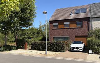 <p><strong>Goed gelegen moderne half open woning in het centrum van Sint Job in ’t Goor.</strong> Openbaar vervoer, scholen en winkels op wandelafstand. De op- en afrit van de snelweg E19 op 2km. Ook bos en groen met de Brechtse Heide of het wandel- en fietspad langsheen het kanaal op enkele minuten afstand.</p>
<p>Het perceel heeft een <strong>straatbreedte van 12m</strong> en oppervlakte van 480m². De woning heeft <strong>273m² woonruimte</strong> met volgende indeling:</p>
<p><u>GELIJKVLOERS</u>: inkomhal, <strong>zeer ruime leefruimte (68m²)</strong> verdeeld in een zithoek (33m²) aan de voorzijn en een eetkamer met ingerichte open keuken (35m²) aan de achterzijde. De keuken is voorzien van een kastenwand en eiland, alle toestellen zijn ingebouwd. Aansluitend aan de keuken een bureel (15m²) met zicht op de tuin, koele berging (10m²), gastentoilet en inpandige garage (22m²).</p>
<p><u>VERDIEPING 1</u>: nachthal, slaapkamer 1 (31m²) met ingerichte dressing en privé inpandig terras (10m²), slaapkamer 2 (22m²), slaapkamer 3 (22m²), wasplaats, badkamer met ligbad, meubel met dubbele lavabo, ruime inloopdouche, sierradiator en toilet.</p>
<p><u>VERDIEPING 2</u>: open polyvalente ruimte (50m²) waar je slaapkamer 4 en 5 kan inrichten of gebruiken als hobbyruimte.</p>
<p>Via de schuifraam of achterdeur in de keuken toegang tot het terras en aangelegde tuin. In de omheinde tuin vinden we achteraan een speeltuig voor de kinderen (schommel / schuif af) en een tuinberging in metselwerk waarvan 18m² afgesloten en 7,5m² overdekt terras / loungehoek deels afgesloten.</p>
<ul>
<li>energievriendelijke woning met <strong>ENERGIESCORE B </strong></li>
<li><strong>BOUWBREEDTE 9m geeft een gevoel van ruimte en licht </strong></li>
<li>CV installatie met zonnecollector voor warm water</li>
<li>vloerverwarming gelijkvloers en verdieping</li>
<li>elektrisch bediende garagepoort</li>
<li>ingerichte dressing</li>
<li>goed onderhouden woning</li>
<li><strong><u>TOPLIGGING </u>– kindvriendelijke straat</strong></li>
</ul>
<p>Ben je op zoek naar een centraal gelegen woning met licht en ruimte op wandelafstand van het centrum? Neem dan zeker contact voor een vrijblijvend bezoek 03/636.47.47 of lieven@coga.be<br /><br />Stedenbouwkundige informatie in aanvraag.</p>