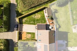 Welkom in dit landelijke en uitnodigende woonhuis gelegen in het charmante Tollembeek. Een instapklare woning die functionaliteit en stijl perfect combineert. De woning beschikt over ruime leefruimten die volledig open naar elkaar toe zijn ontworpen, wat een gevoel van vrijheid en ruimtelijkheid creëert. De woonkamer straalt gezelligheid uit met veel natuurlijk licht dat door grote ramen naar binnen valt. Hier kunt u zich volledig ontspannen terwijl u geniet van de warme en uitnodigende sfeer. De keuken is modern ingericht met stijlvolle kasten, een functioneel werkblad en alle nodige apparatuur. Dit is de ideale plek om samen met familie of vrienden gezellige maaltijden voor te bereiden. De 4 ruime slaapkamers (20/18.5/18/16.5m2) bieden comfort en rust. De badkamer is voorzien van dubbele lavabo, bad met douche en toilet. Buiten wacht u een prachtig groen gazon omgeven door nette hagen, wat privacy en een aangename buitenruimte garandeert. De carport biedt bescherming voor uw voertuig, en er is een praktische berging voor tuingereedschap en andere spullen. Een gezellig terras uitnodigt u uit voor buitenactiviteiten en barbecues. Deze eigendom biedt een perfecte combinatie van comfort, stijl en praktische voorzieningen, ideaal voor families die naar ruimte, licht en kwaliteit zoeken. EPC B 179, elektriciteit conform tot 2037, asbestveilig. Te bezoeken
