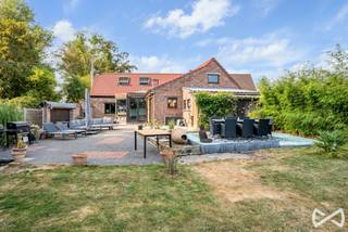 Puur genieten van rust, ruimte en natuur!
Op zoek naar een woning waar je de drukte écht achter je kunt laten? Deze landelijke eigendom, bevindt zich op een bijzonder rustige en groene locatie, waar enkel plaatselijk verkeer passeert.
Het voormalige Vossenhol biedt een unieke kans voor wie op zoek is naar een eigendom met karakter én potentieel. De woning is vandaag toe aan een renovatie, maar net daarin schuilt de charme: met de nodige visie en creativiteit kan je hier een prachtige landelijke thuis creëren, volledig naar eigen smaak en wensen.
De ligging is zonder twijfel één van de grootste troeven. Verscholen in het groen en tegelijkertijd bevindt de woning zich nabij tal van verbindingswegen en op een 10tal minuten van het station van Zottegem.
Een eigendom met geschiedenis, karakter en vooral bijzonder veel potentieel. Wie droomt van landelijk wonen en bereid is de handen uit de mouwen te steken, krijgt hier de kans om van het voormalige Vossenhol opnieuw een unieke plek te maken.
Voor meer informatie of een bezoek, bel Stefanie op het nummer 055/59 50 10.