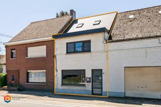 Op een uitstekende locatie te Begijnendijk bevindt zich deze instapklare woning met 3 slaapkamers. U bevindt zich hier vlak bij winkels en scholen, met bovendien een vlotte verbinding naar de belangrijkste invalswegen. <br /><br />We betreden de woning via de lichtrijke leefruimte, dewelke u kunt inrichten met een gezellige zithoek en aparte eetplaats. Aangrenzend bevindt zich de keuken, dewelke voorzien is van de voornaamste toestellen. Verder bevindt zich op het gelijkvloers de badkamer, uitgerust met een inloopdouche en een dubbele lavabo.<br />Via de nachthal op de eerste verdieping bereikt u twee slaapkamers. De zolder biedt bovendien de mogelijkheid om een derde slaapkamer te realiseren. Ten slotte beschikt u over een achterliggende garage. <br />Op het terras kunt u steeds in alle rust en privacy genieten van de mooie aangelegde tuin die dankzij het verzorgde groen een aangename en ontspannen sfeer uitstraalt. <br /><br />De woning is energiezuinig dankzij de aanwezigheid van zonnepanelen en een thuisbatterij.<br /><br />Dit is een uitstekende opportuniteit als u op zoek bent naar een instapklare woning te Begijnendijk. Contacteer ons voor meer informatie op 0487 32 91 87 of neem een kijkje op www.boonstravastgoed.be . <br /><br />Bijzonderheden:<br />- Garage<br />- 3 slaapkamers<br />- Zonnepanelen met thuisbatterij